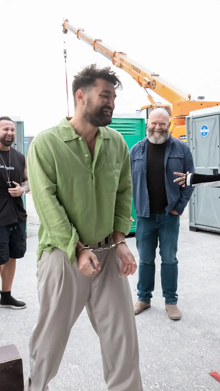Smiley în cătușe, între membrii echipei de filmare